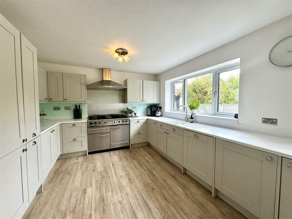 OPEN PLAN KITCHEN/DINING ROOM