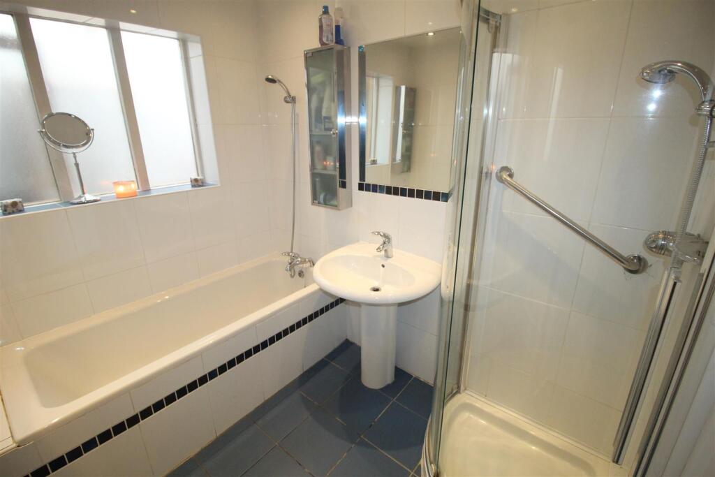 Weeton Avenue, Bathroom.JPG