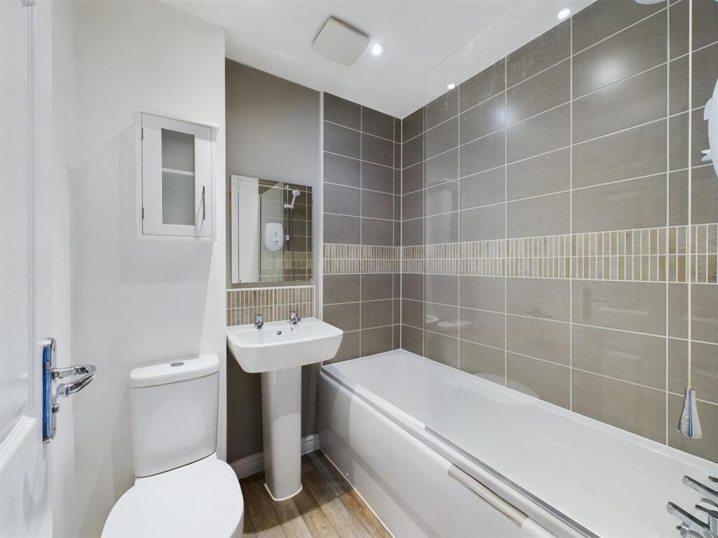9 Stret Lowarth Bathroom