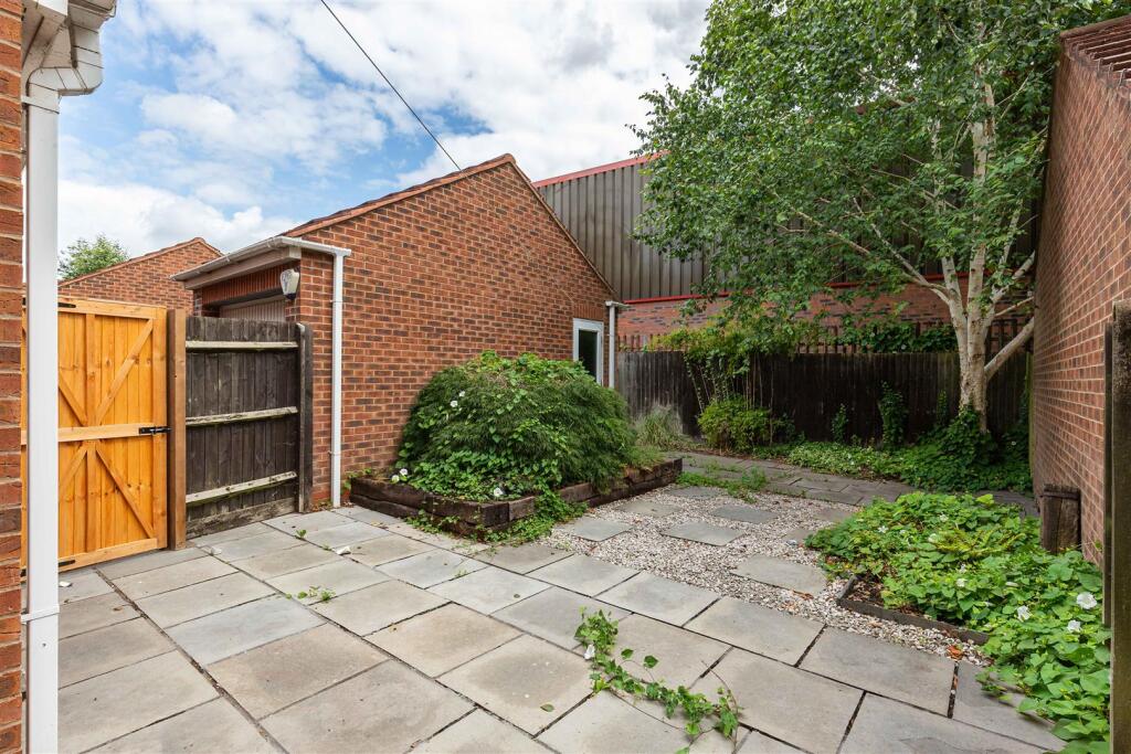 8 Waterlilly Close-11.jpg