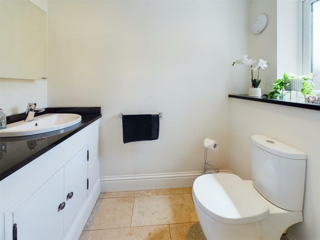 Cloakroom/wc