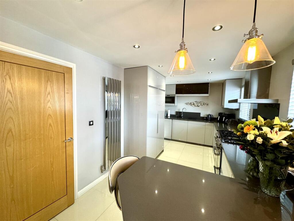 KITCHEN/BREAKFAST ROOM