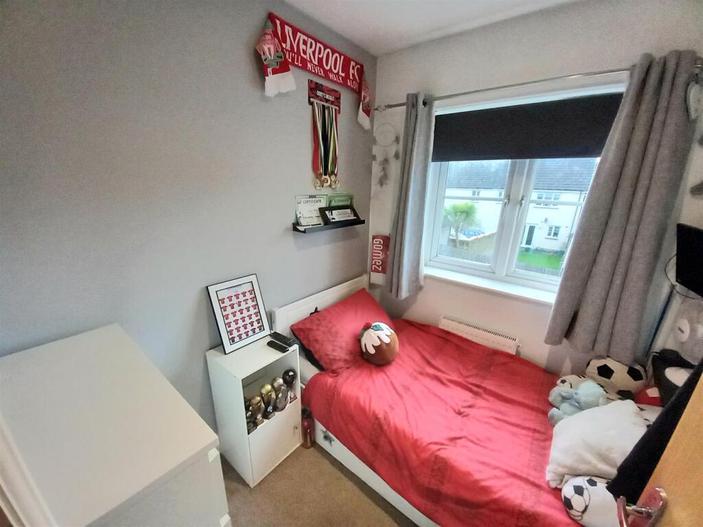 18 Donn Gdns Bed 3.jpg