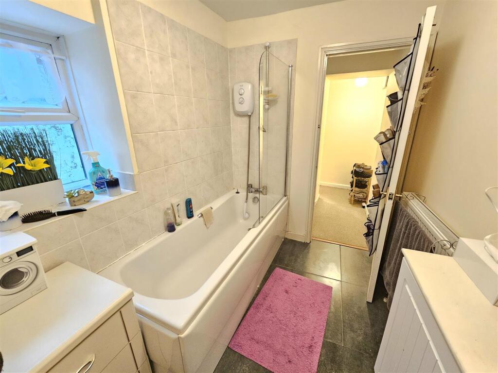 Apartment Bathroom (2).jpg