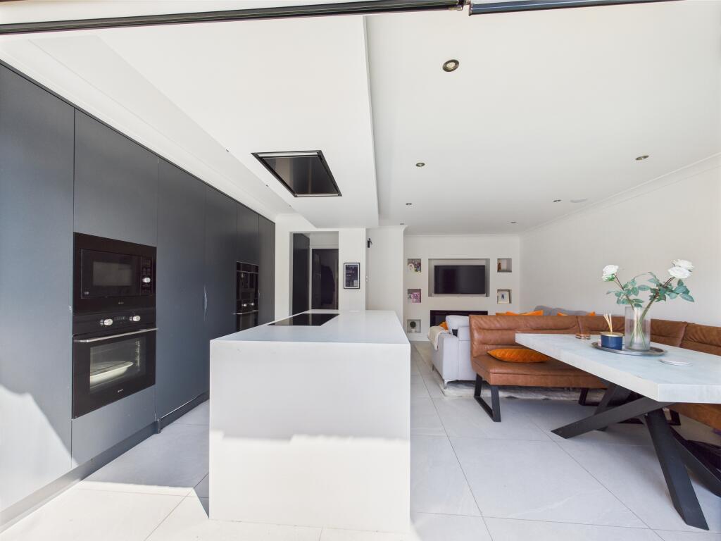 CAM01354G0-PR0508-STILL008