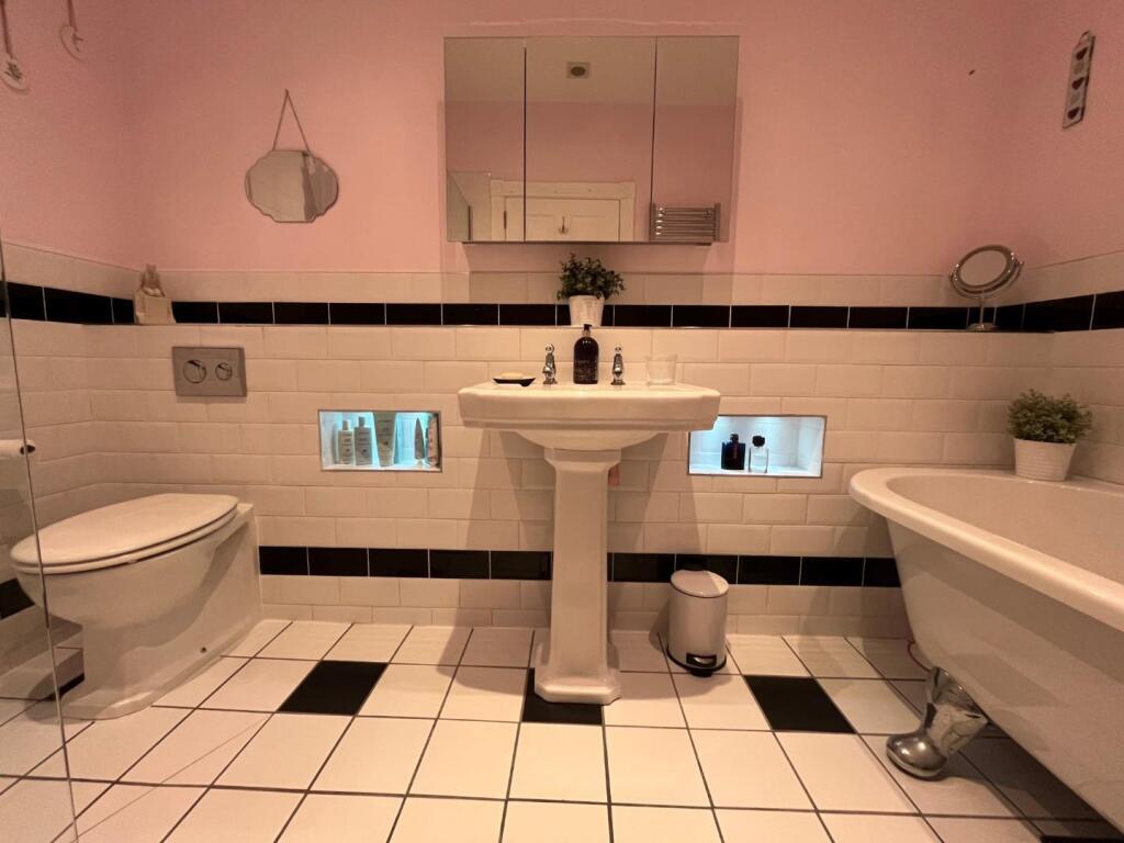 EN-SUITE TO BEDROOM ONE