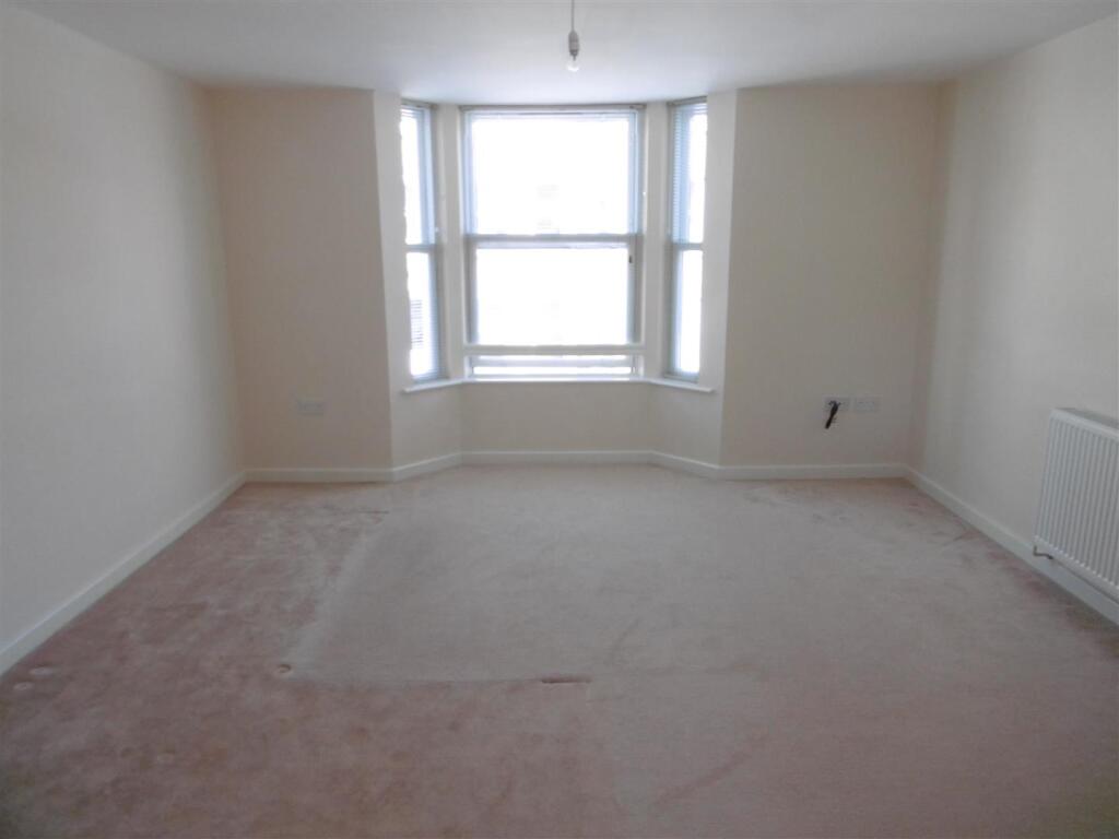 lounge kitchen (2).JPG