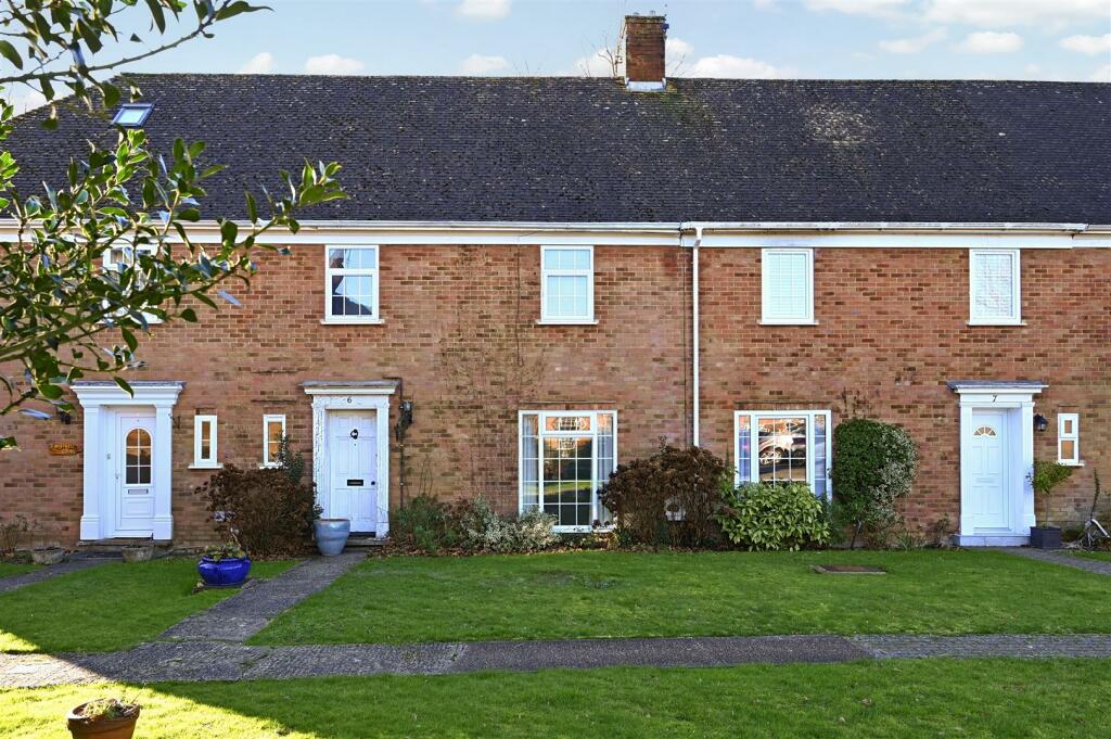 6 Westwell court tn30 (2).jpg