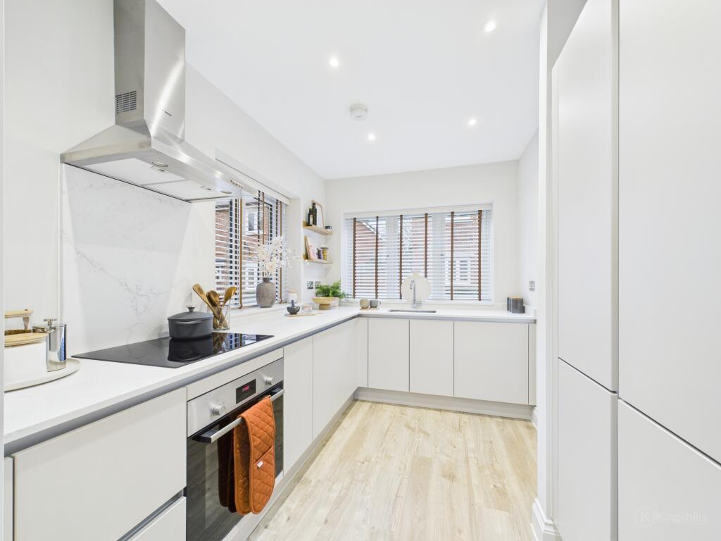 CAM02136G0-PR0501-STILL010