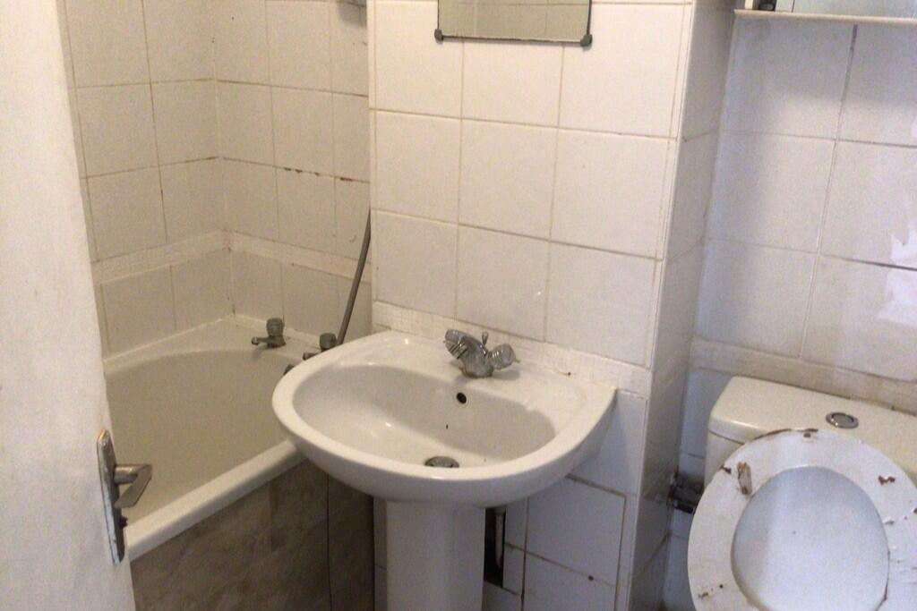 Flat 10 Wyvern House, Bridge Road, Grays, Essex, RM17 6RS