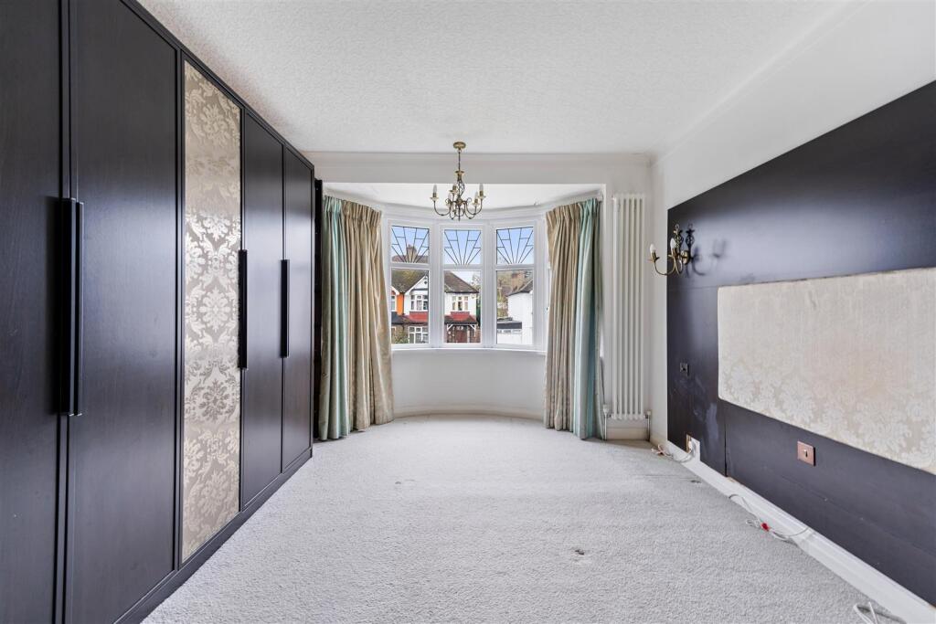 41 Oaklands Avenue, Isleworth TW7-38.jpg