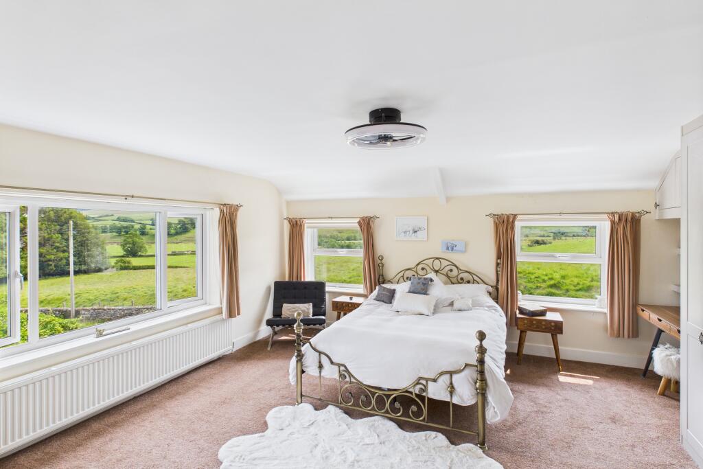 CAM04201G0-PR0085-STILL069