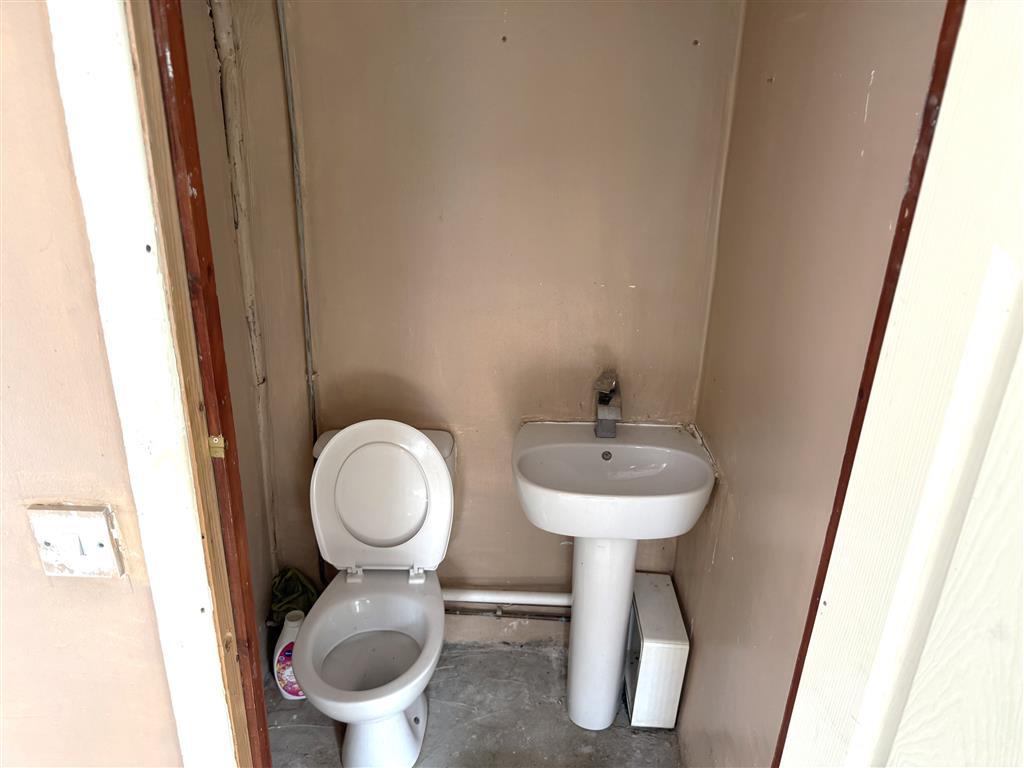 Cloakroom/wc