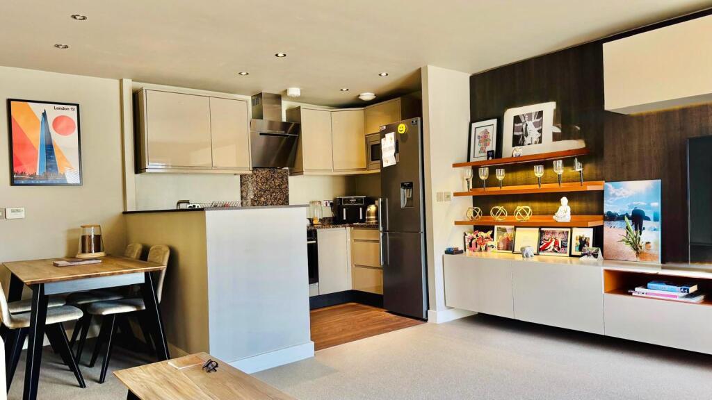 Shingly Place, E4