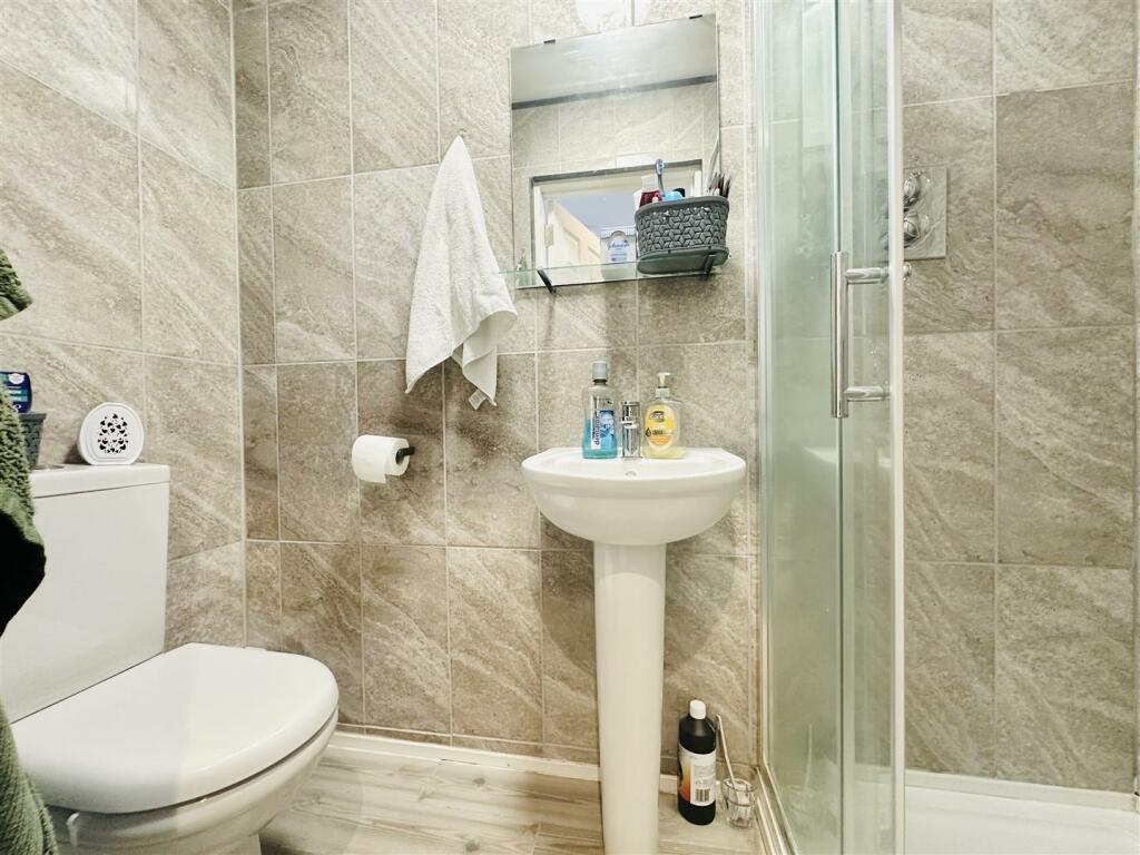 Ensuite to bedroom 2