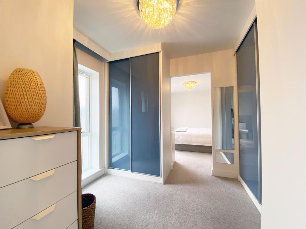 WALK-IN WARDROBE / DRESSING ROOM