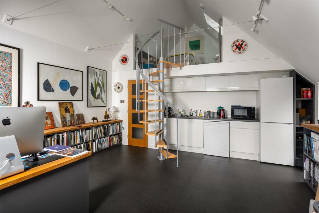 41 - Leah House - SN6 6LQ - Web.jpg
