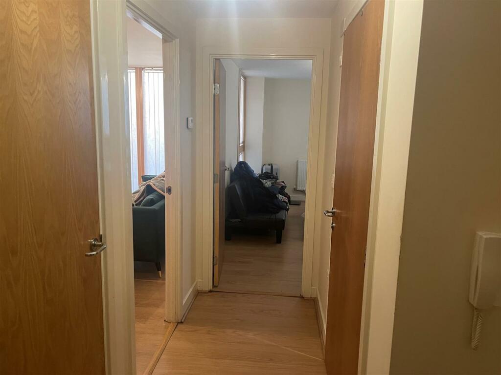 L-Shaped Entrance Hallway