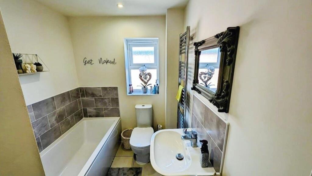 4 Derham Crescent bathroom a.jpg