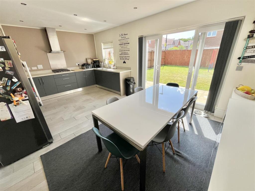 Dining Kitchen Aspect 4