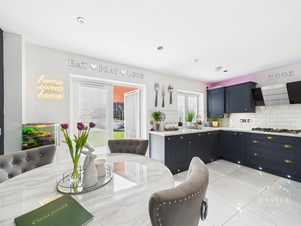 OPEN PLAN DINING KITCHEN