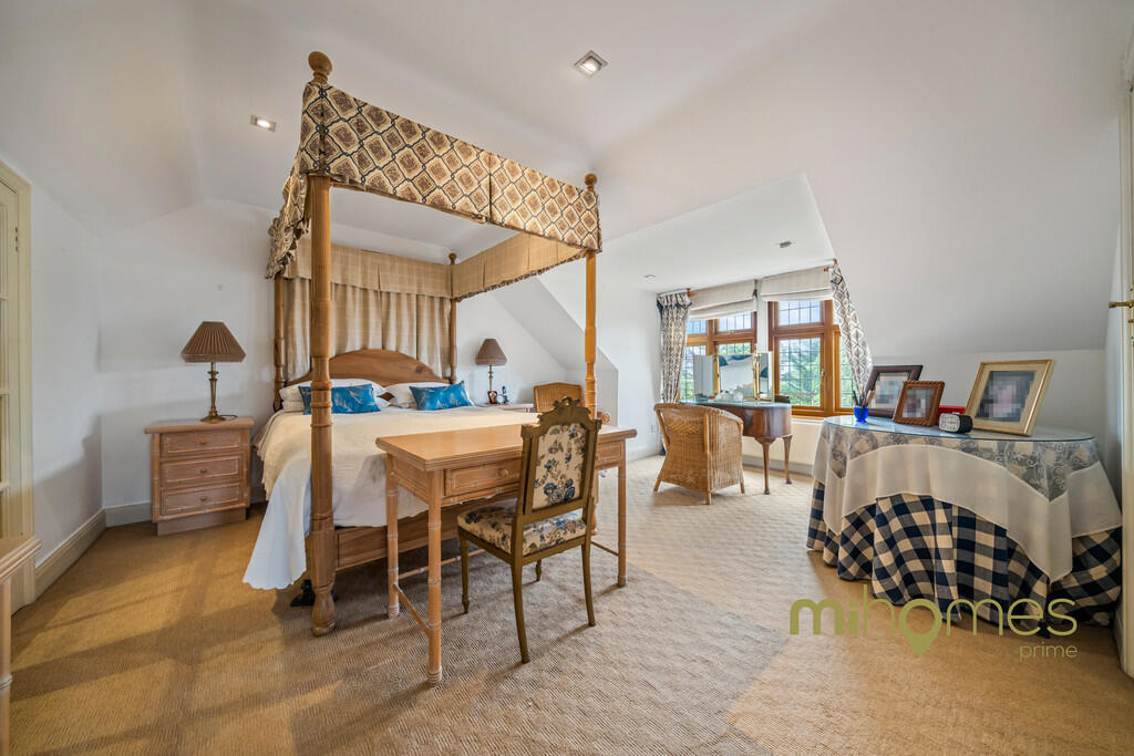 23 Arnos Grove N1...