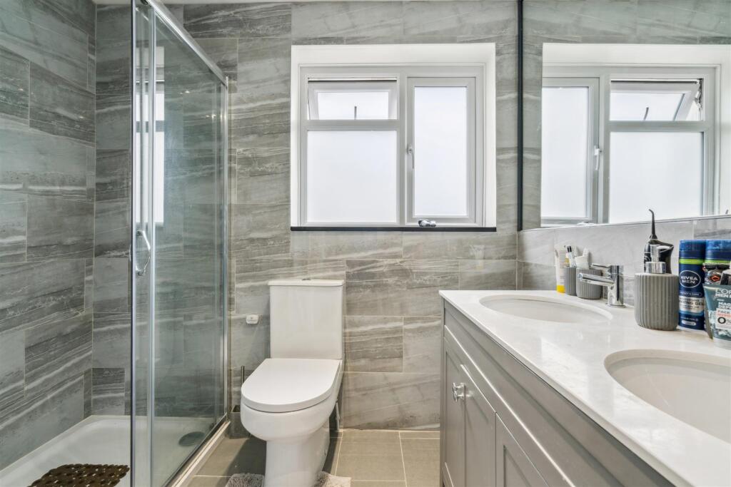 131 Aragon Road, SM4 Bathroom 1b.jpg