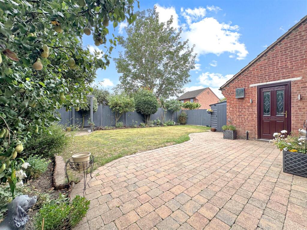 Lovely Enclosed Garden 656