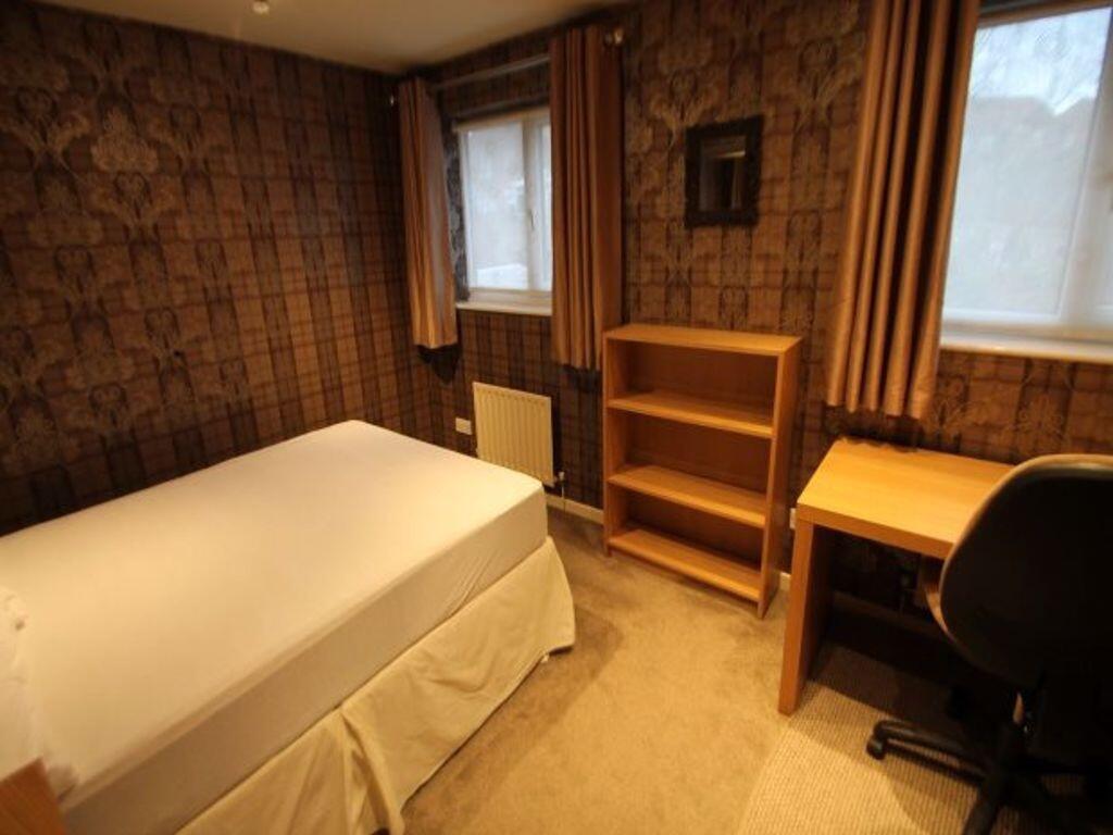 Well-presented double bedroom with a comfortabl...
