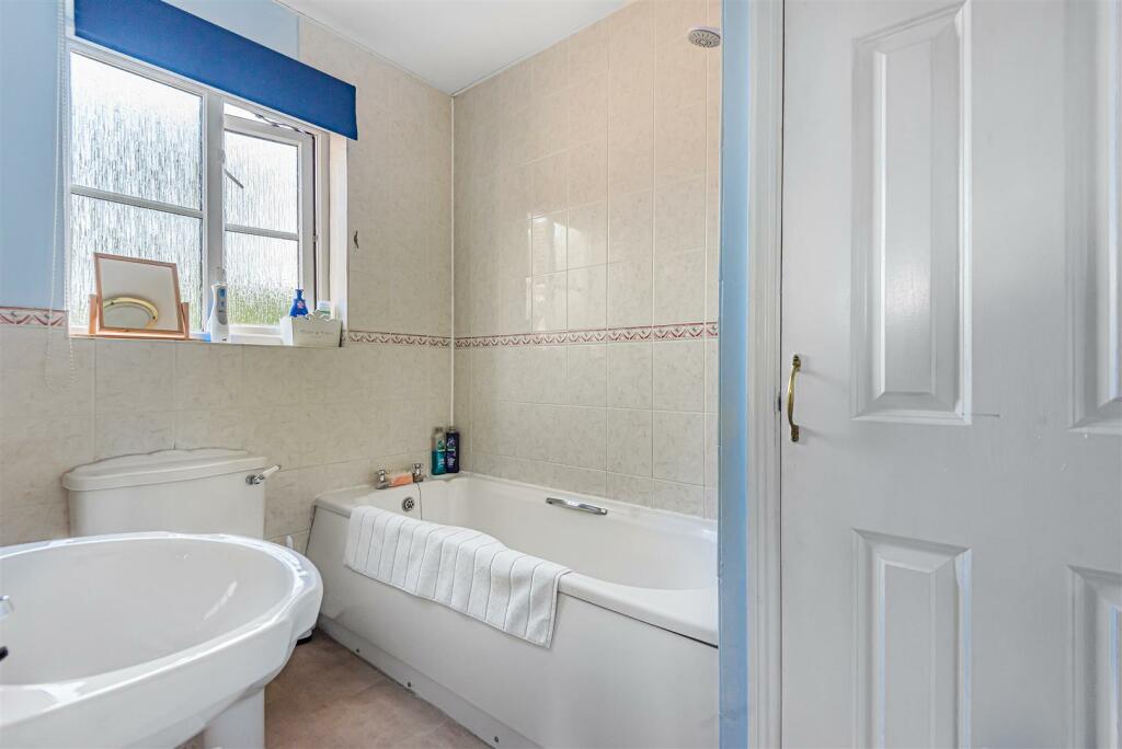 Bathroom Woodfields.jpg