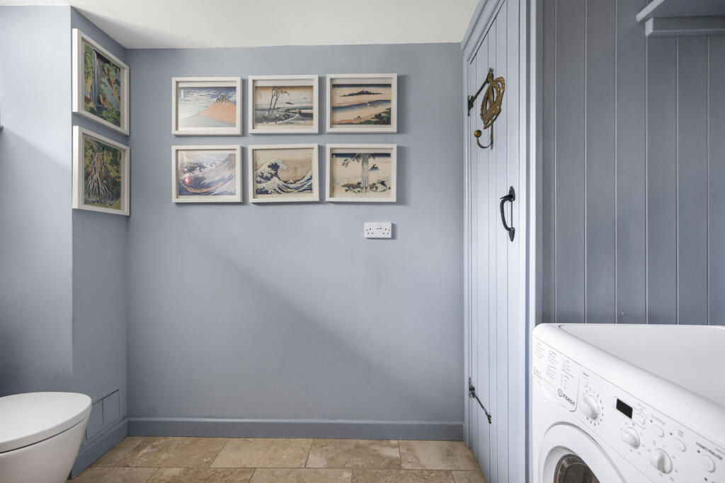 CLOAKROOM/UTILITY