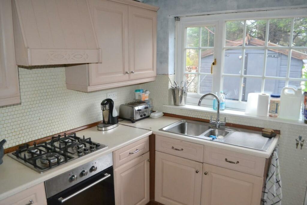 Kitchen 3 (Medium).JPG