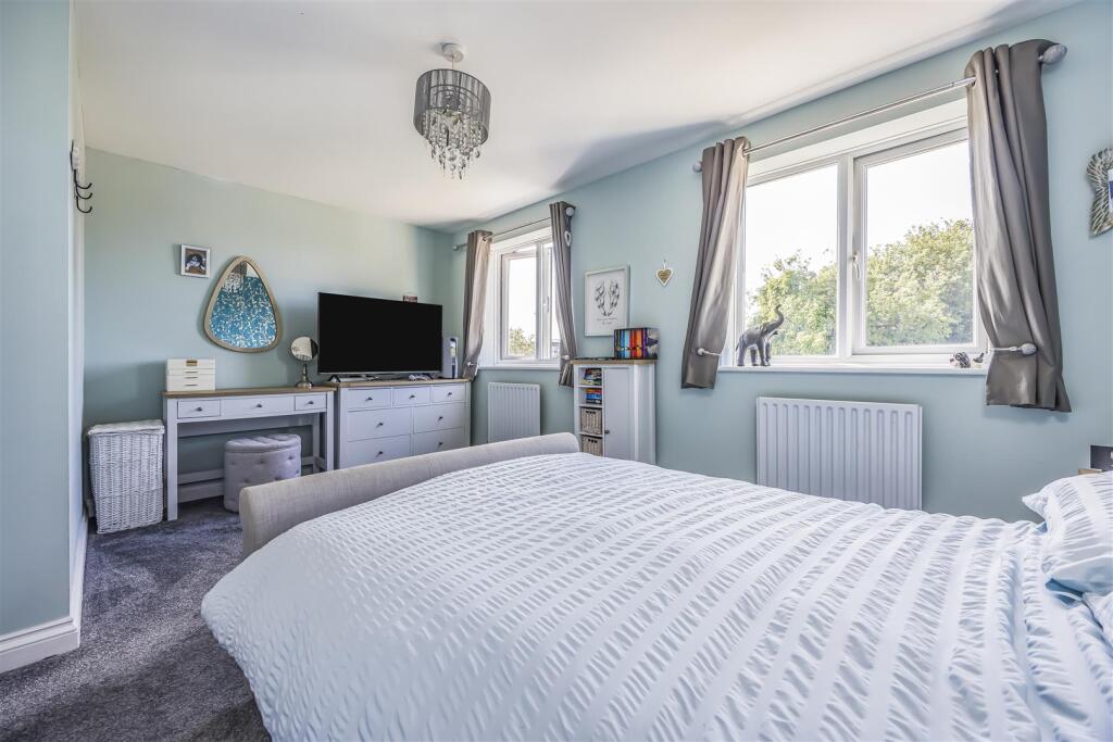 1 Sunnyfields, Central Road, Drayton-PorticoMarket