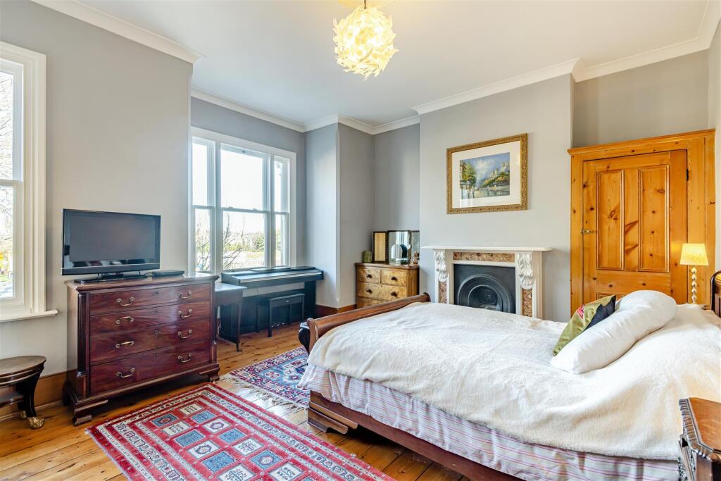 8633322-interior10.jpg