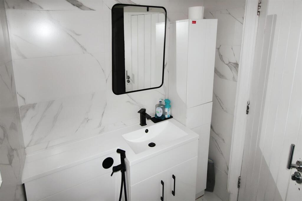fa33d88e-bathroom.JPG