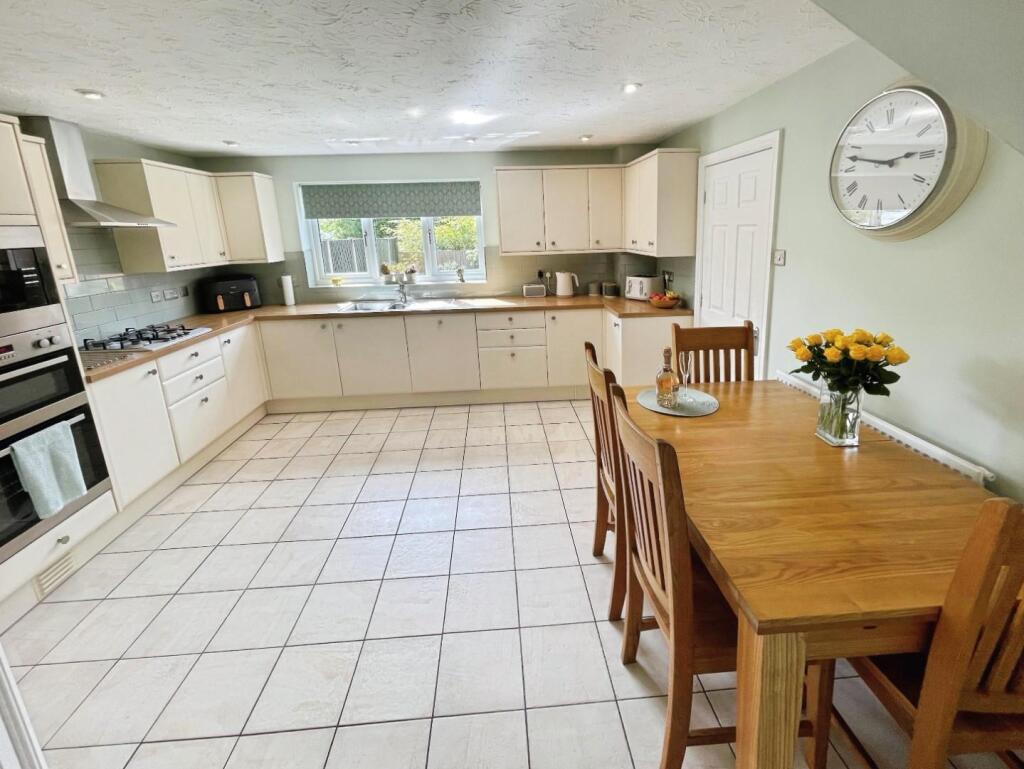 Kitchen/Breakfast Area