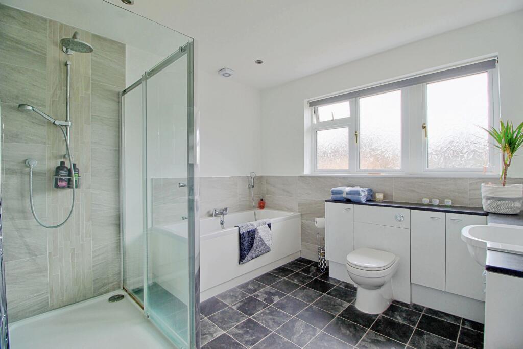 Choice of relaxing bath or refreshing shower!