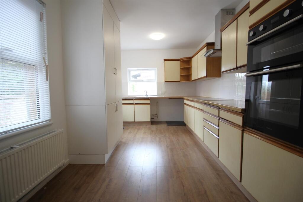 Kitchen 2.JPG