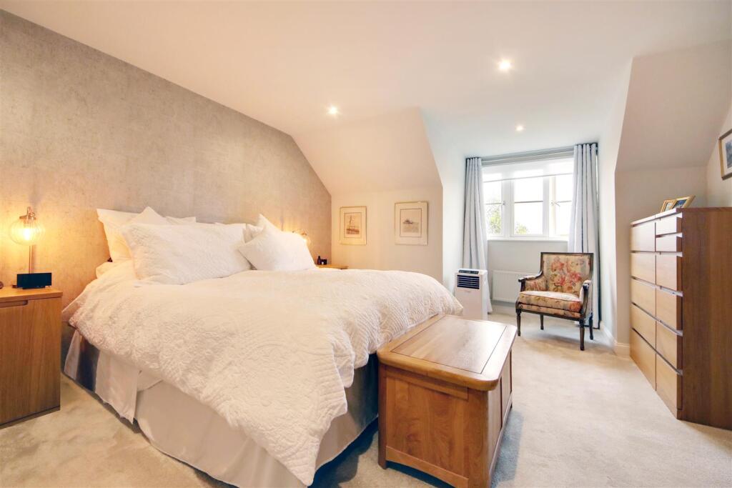 Master Bedroom (1)dp.jpg