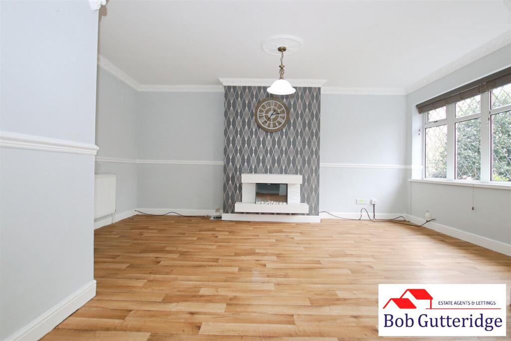 OPEN PLAN LOUNGE / DINING ROOM