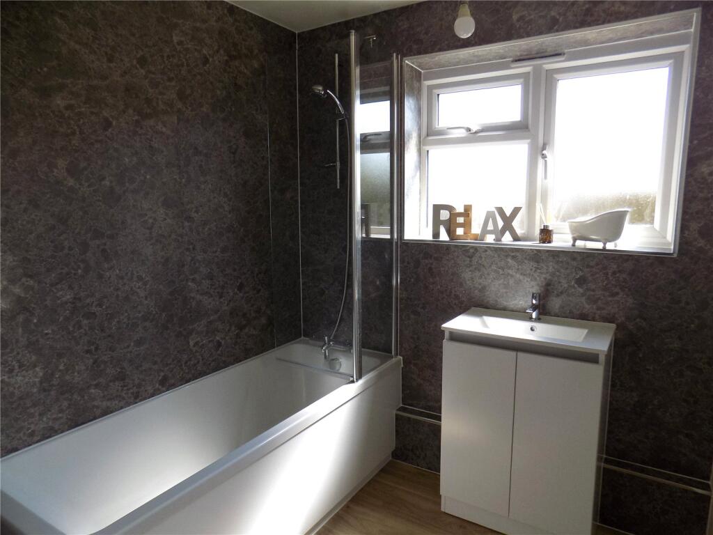 Bathroom (GF)