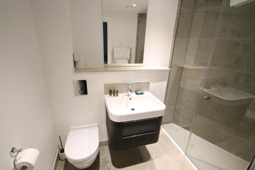 EN SUITE SHOWER ROOM
