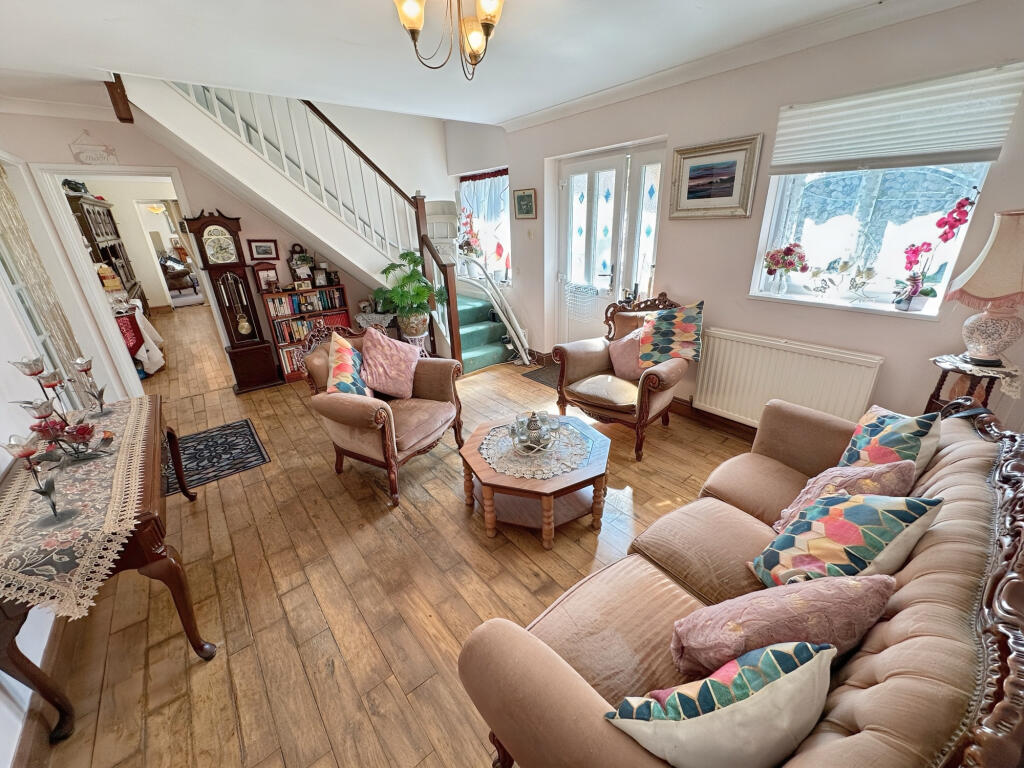 Entrance/sitting room