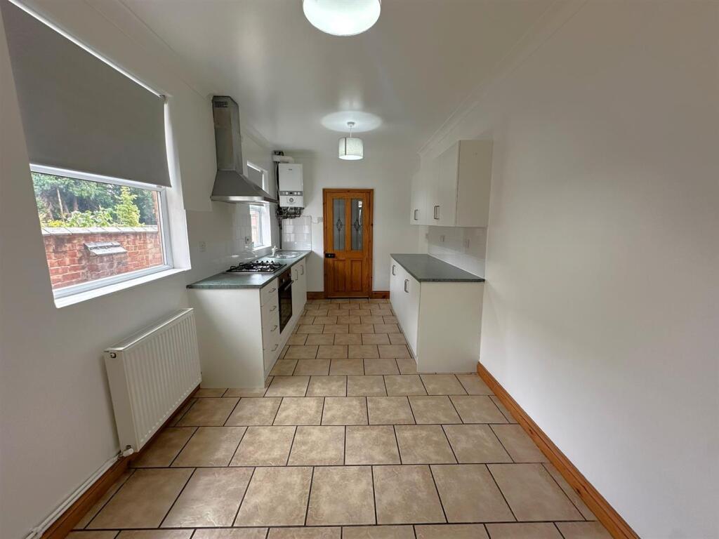 Kitchen 2.jpeg