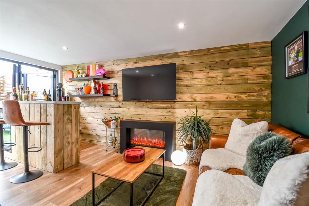 BAR &amp; GAMES ROOM