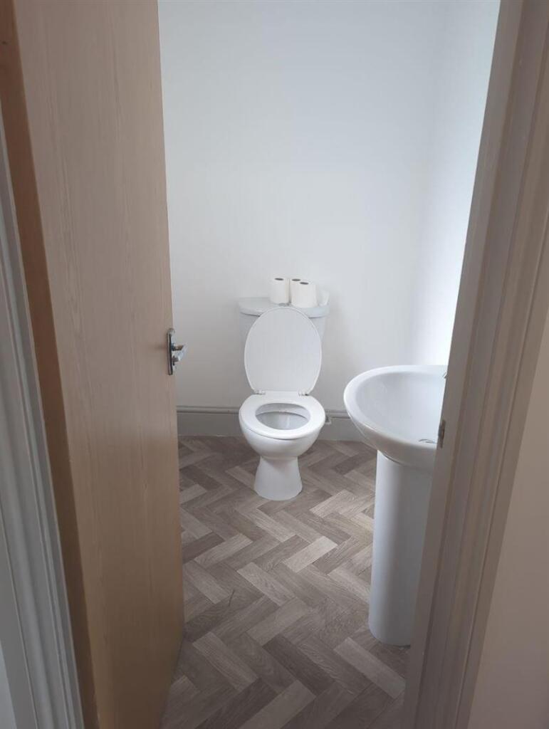 10-Bathroom-0001.jpg