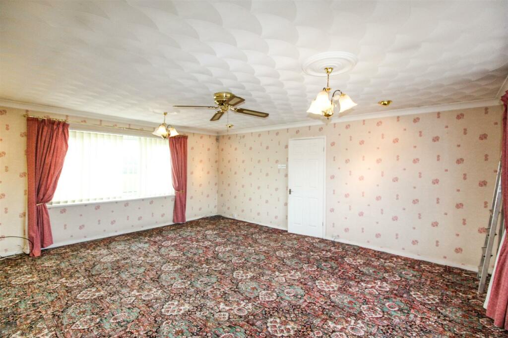 LOUNGE/MASTER BEDROOM