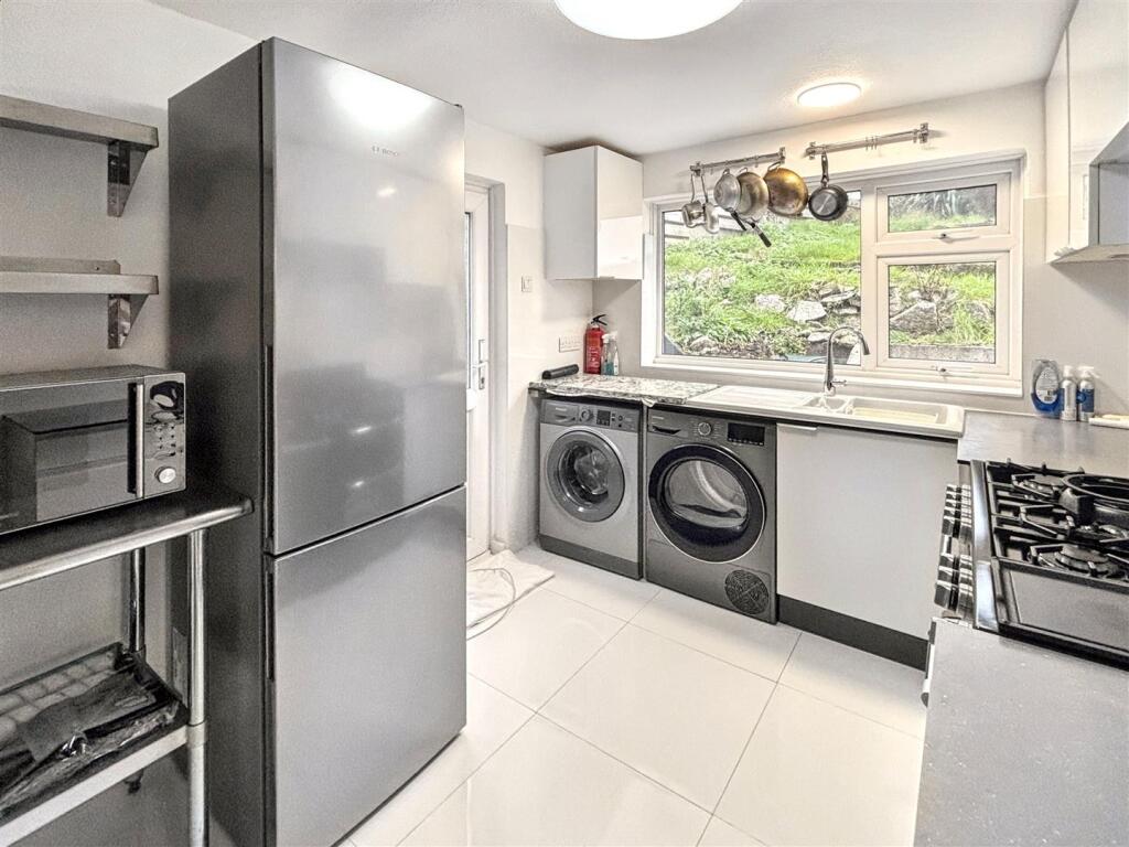 Kitchen 2.jpeg