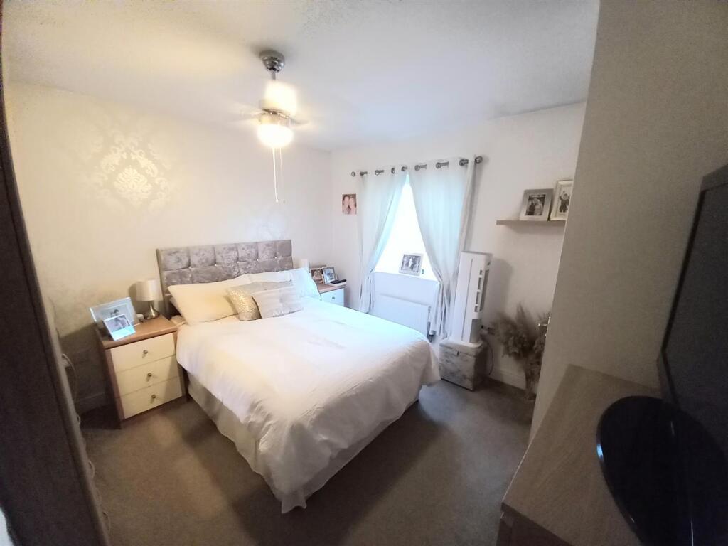 18 Donn Gdns Mas Bed.jpg