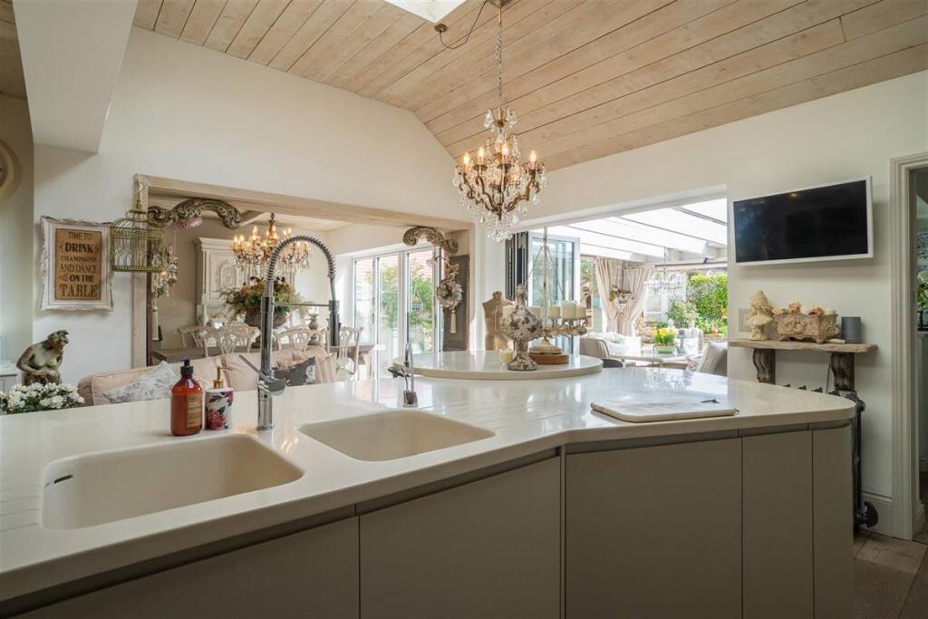Luxury Kitchen and Breakfast Room